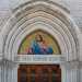 Notiamo subito il portale gotico contraddistinto dalla presenza di una serie di archi che conducono alla lunetta centrale dove  raffigurato il Christus Pantocrator bizantino su fondo dorato